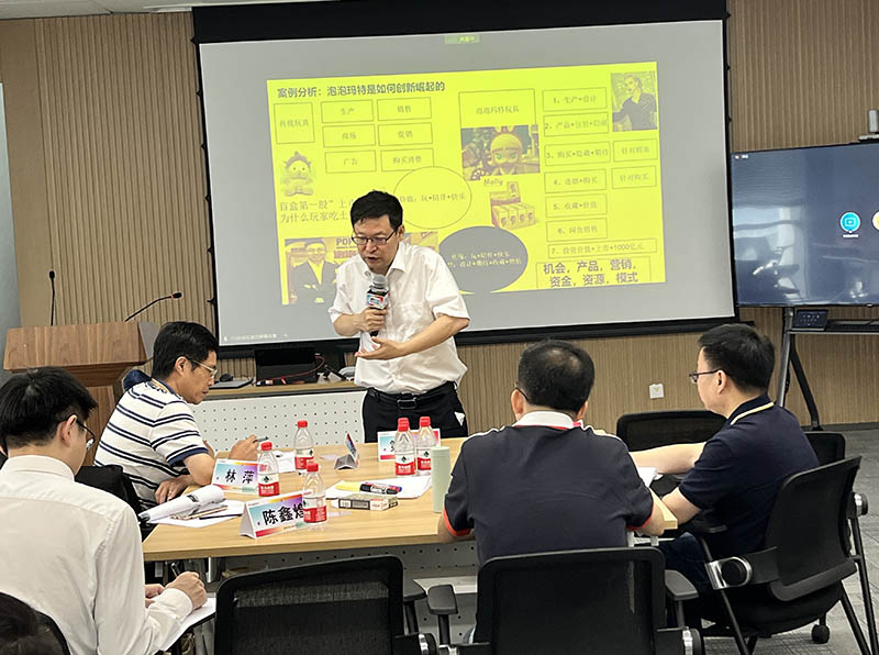 在厦门给世界500强企业国贸控股授课